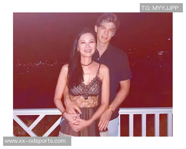 热巴羡慕阿贾现场观战前后反穿展示男友名字与号码的甜蜜瞬间